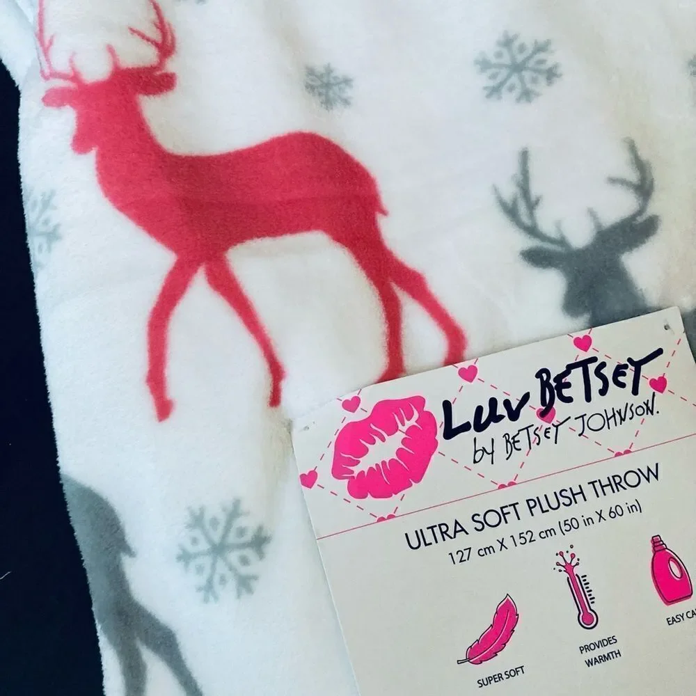 NWT Betsey Johnson Christmas Holiday Reindeer Plush Throw Blanket